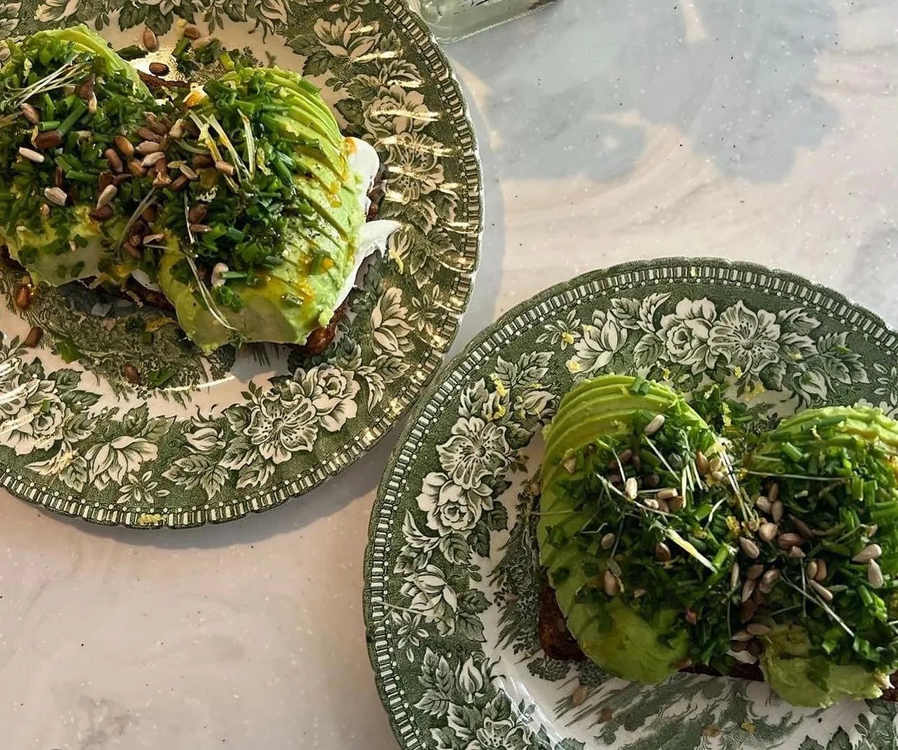 Avokadotoast på gröna blomsterfat